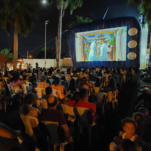 Cinema na Praça no bairro São Miguel