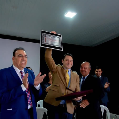 Marco Vinholi recebe título de Cidadão Uchoense